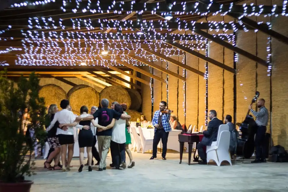 A Széppatak Farm egyben esküvői helyszín is, ahol a pajtában lakodalom szervezhető.